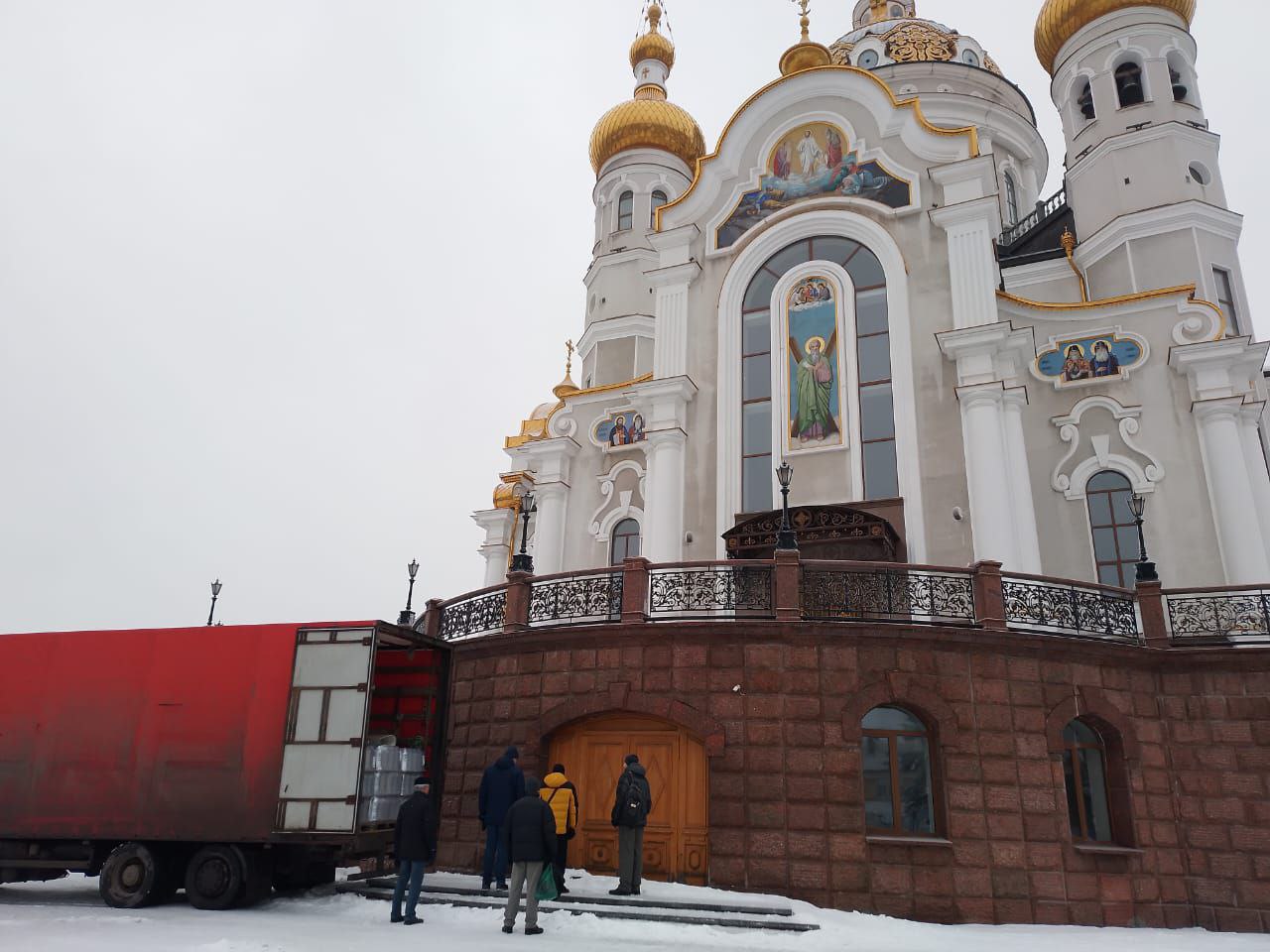 Церковь раздает гуманитарную помощь на Донбассе в Курске - Церковная помощь  беженцам и пострадавшим от военных действий